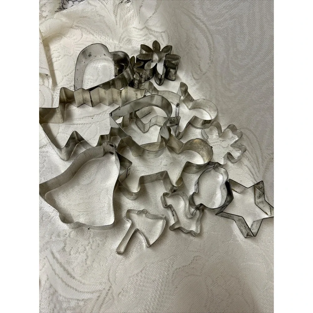 Lot of 13 Vintage Tin Cookie Cutters, Christmas Easter Everyday Ginger Bread‎